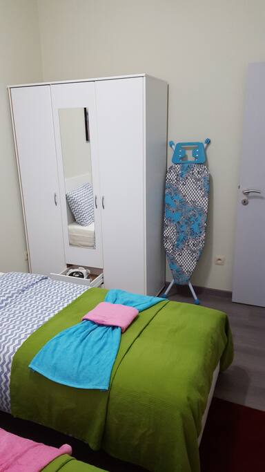 Appartement de droite situé au 1er étage : chambre à coucher avec 2 lits simples (possibilité de les rassembler).