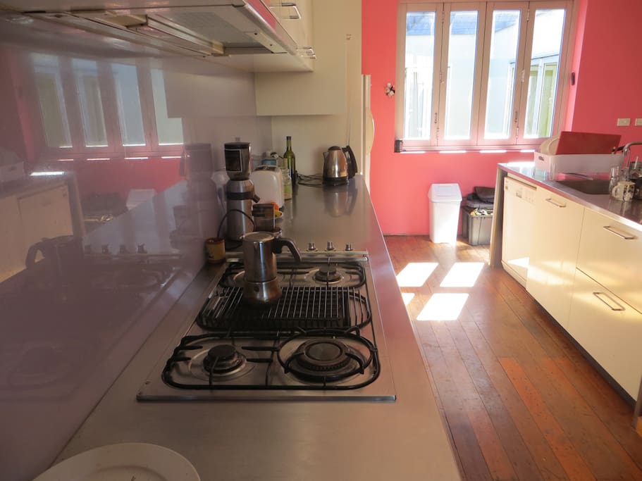 Stainless steel benchtops and kitchen space