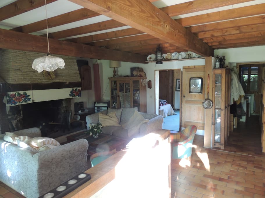 le salon est sa belle cheminée vue de l entrée de la maison
