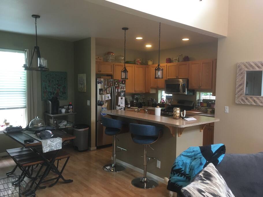 Kitchen/ breakfast bar seating