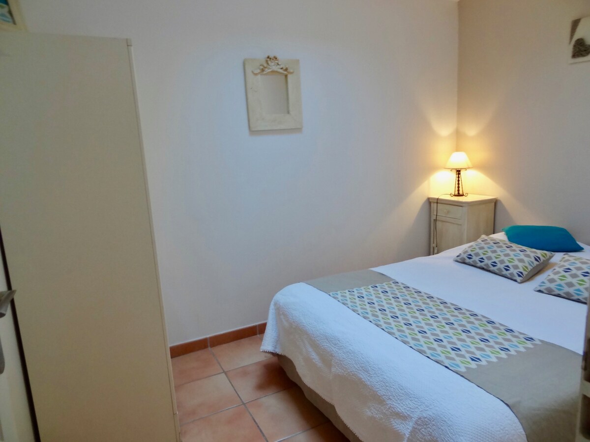 малка стая, осветена от Velux (легло 140 X 200)с електрически капак/малка спалня (легло 140 X 200) с прозорец на покрива и електрически капак