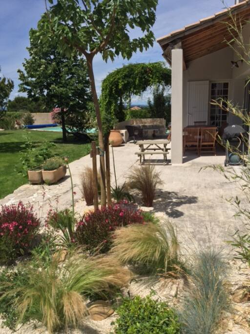 Terrasse, barbecue et jardin.