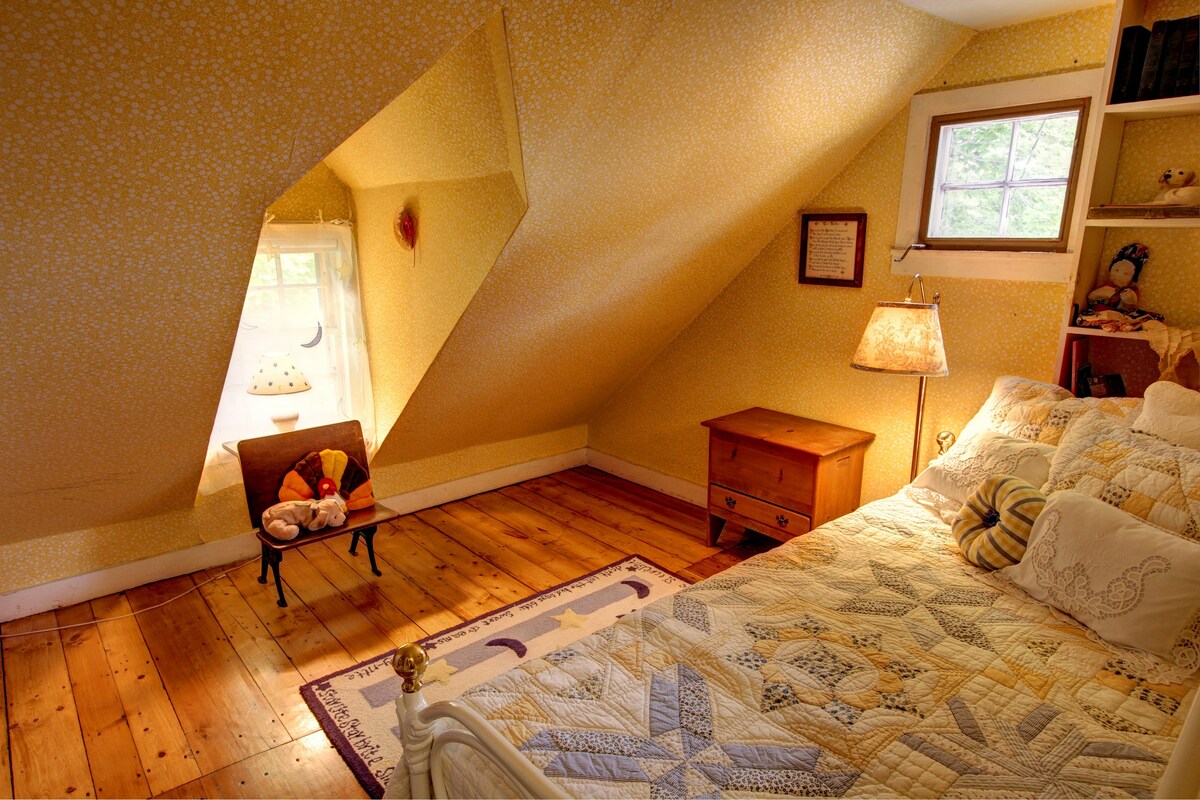 Habitación amarilla con cama doble