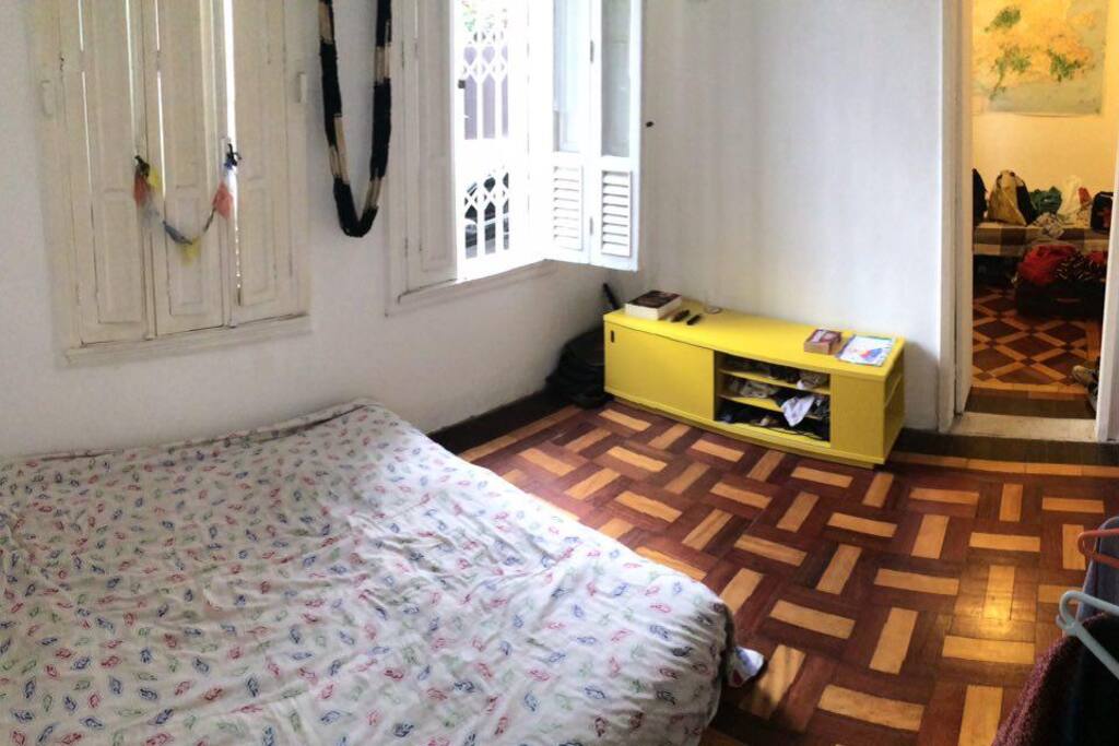 Quarto com cama de casal, ventilador, arara para roupas, wifi, janelas amplas. Iluminado, arejado e silencioso.