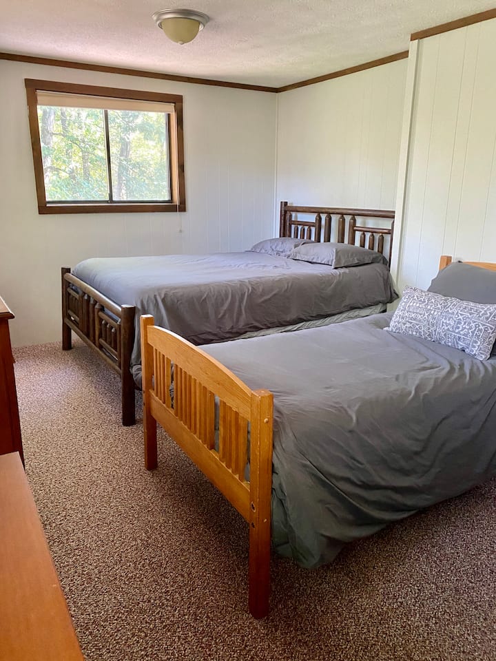 Wageni hufurahia vitanda viwili vya ziada katika chumba cha pili cha kulala kwenye ghorofa ya juu