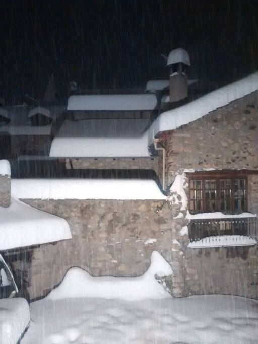 El patio de la entrada nevado