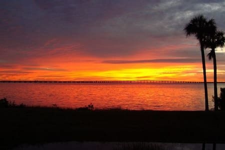 Traveler’s Oasis (Private Room & Bath)