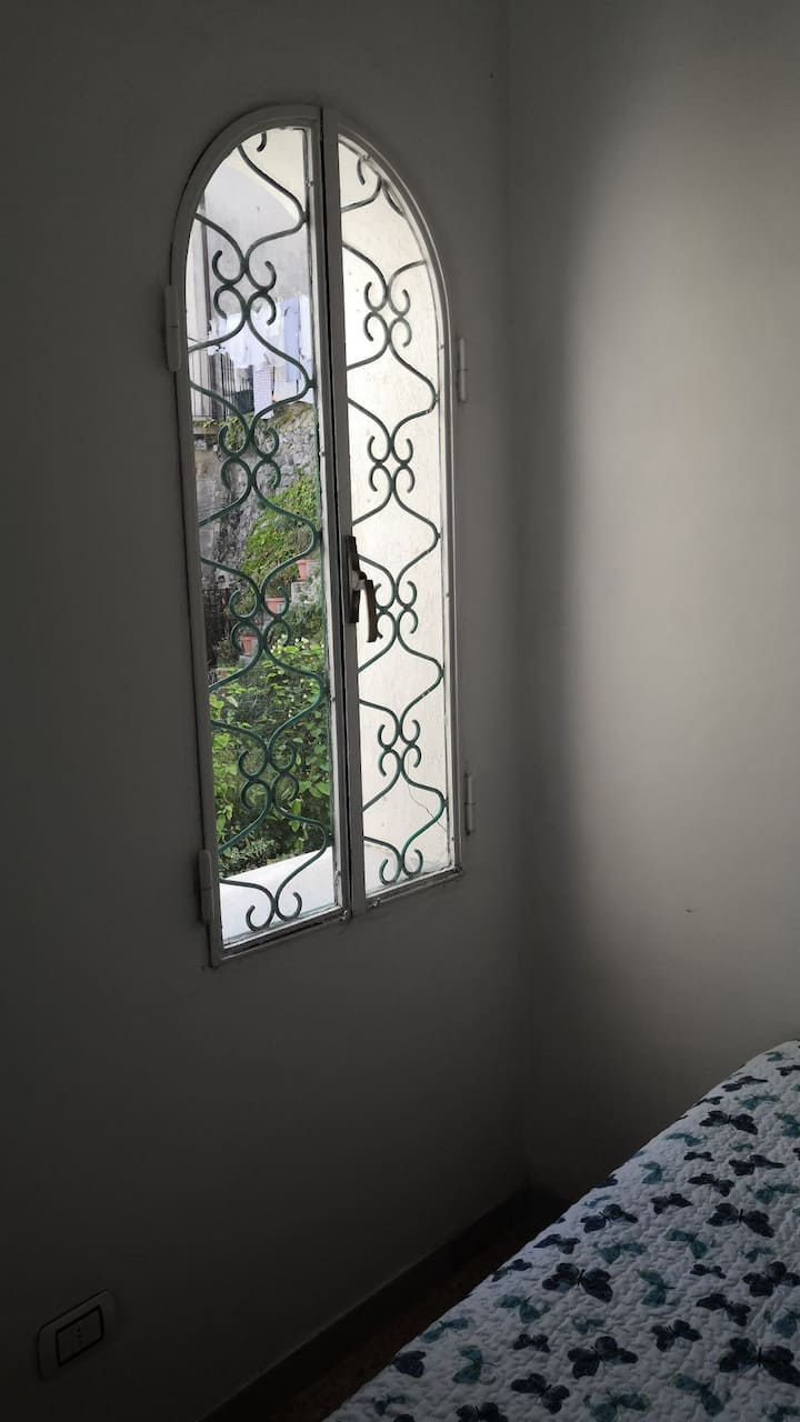 Dormitorio 2 con ventana 