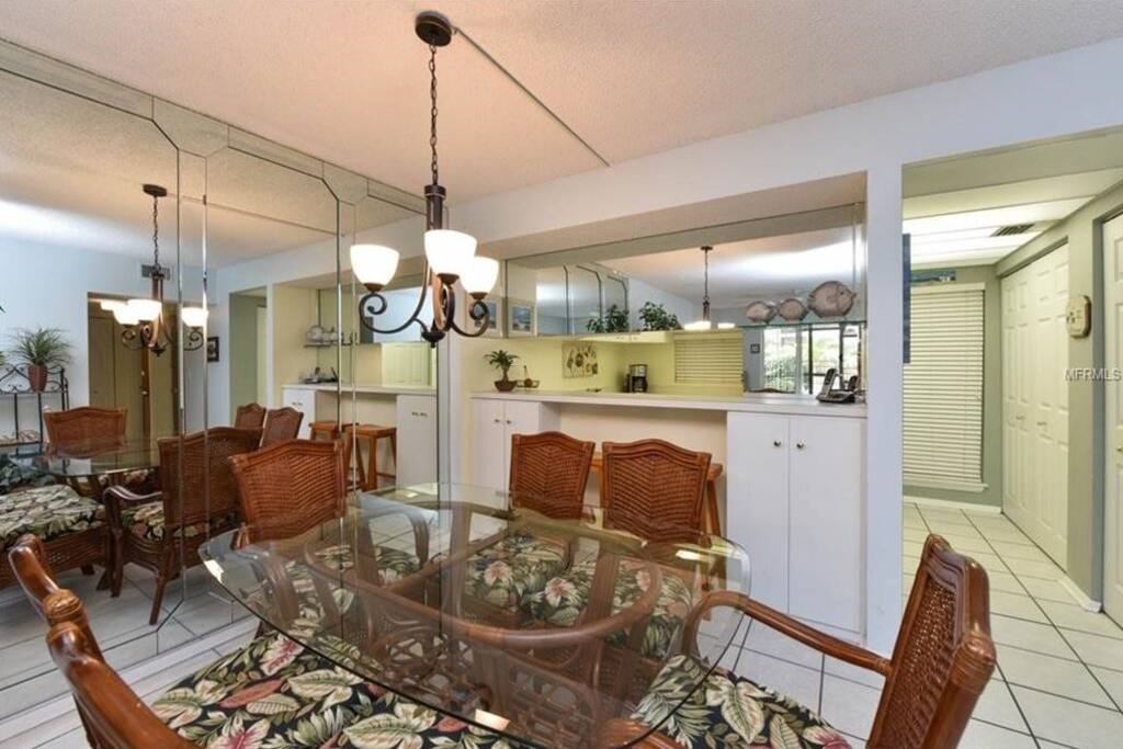 DR exposes pass-thru to kitchen with full laundry.