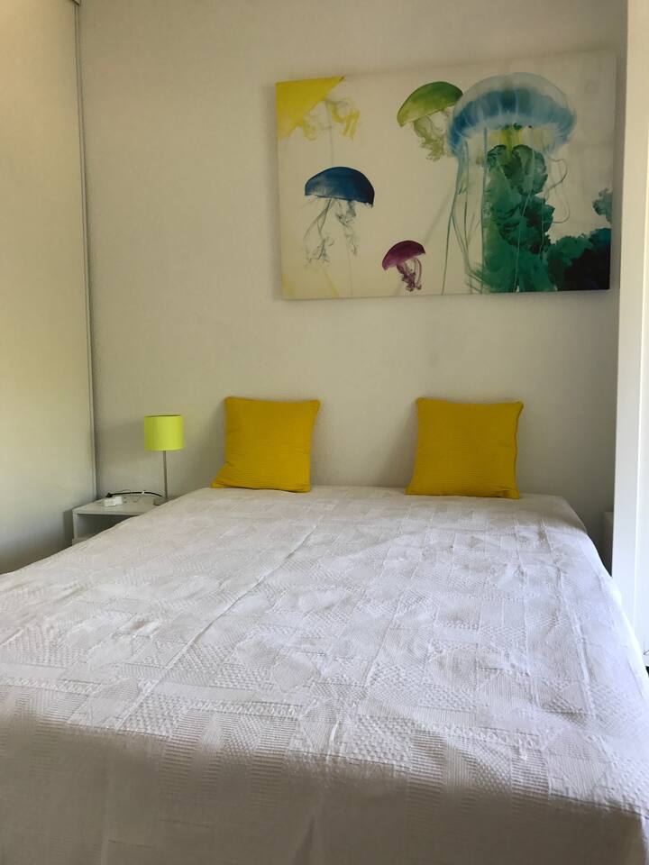 Spálňa - posteľ na podlahe 140