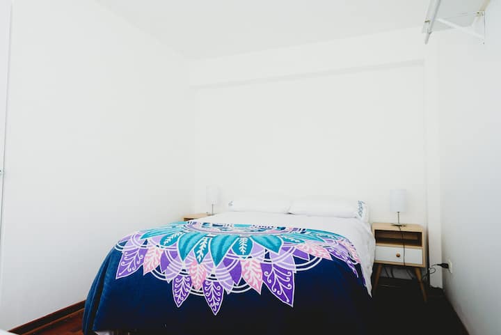 חדר שינה שני עם מיטה זוגית ומיטה מרובעת וחצי.