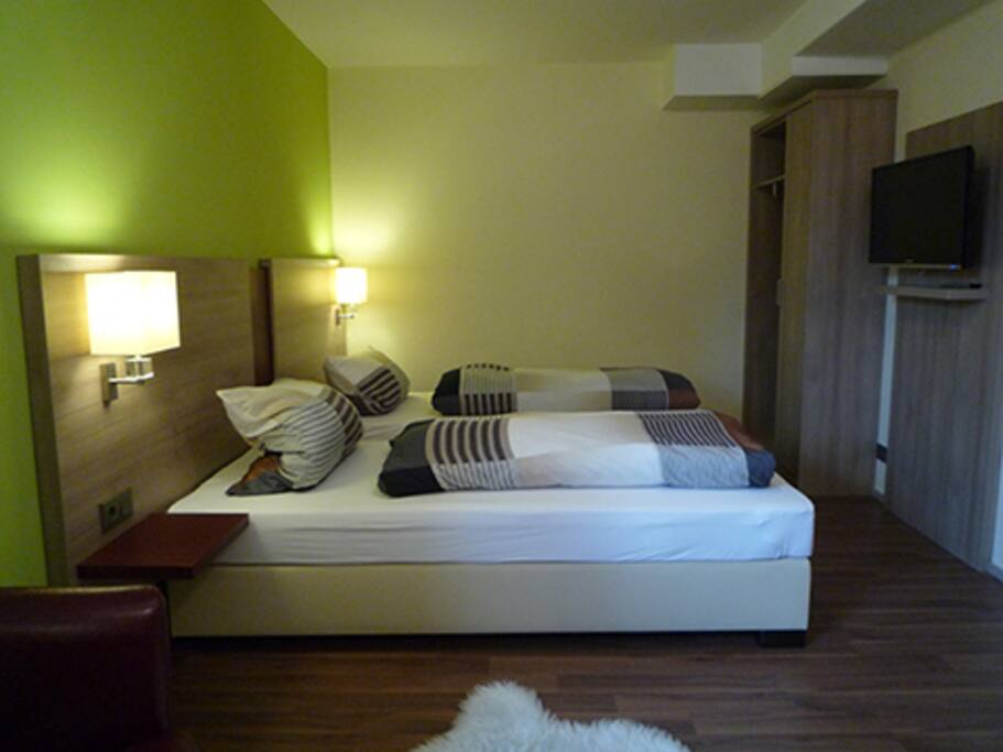 Schrank und TV vorhanden