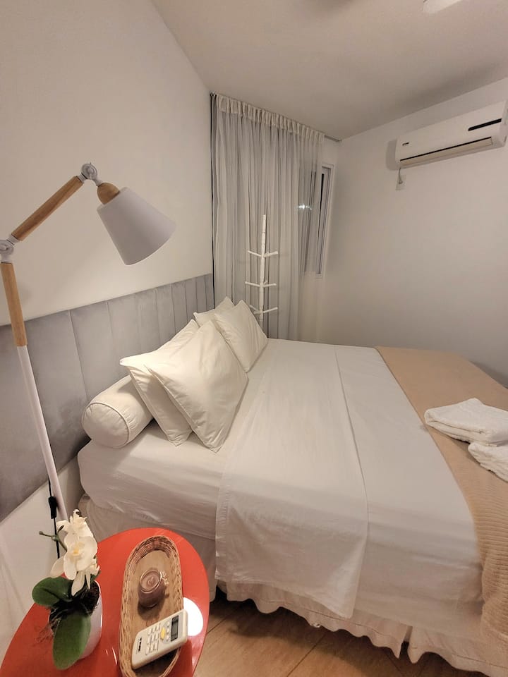 جناح بسرير كوين وتلفزيون ذكي ومكيف هواء منفصل ومروحة سقف 