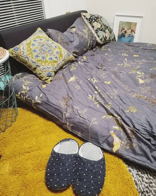 这是你的床。虽说是沙发床,但一点也不比普通床差,非常舒服。所有床具都是优质棉制品。Here is your bed. Yep it's a sofa bed but it's no less comfortable than a real bed. All textiles are superior cotton.
