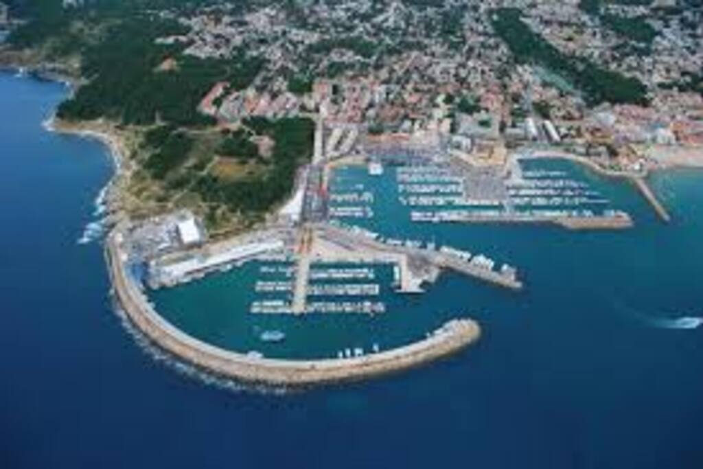 A 5 minutes à pied du port