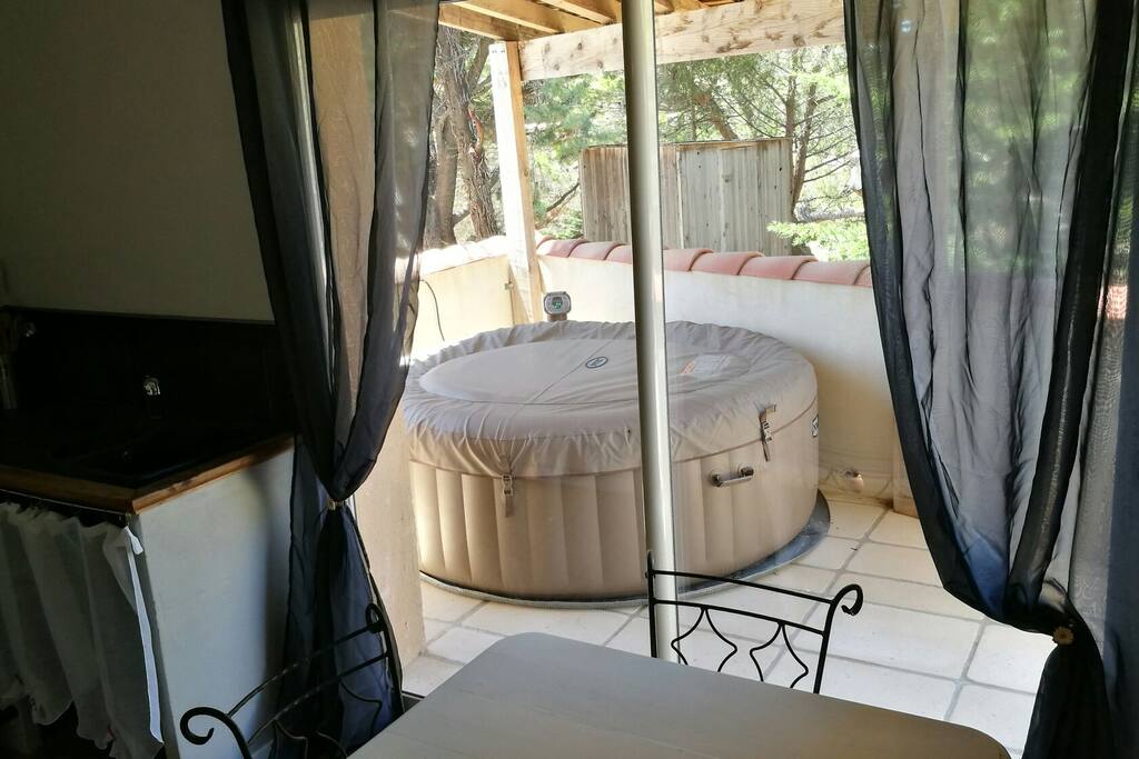 spa sur terrasse vu de la cuisine