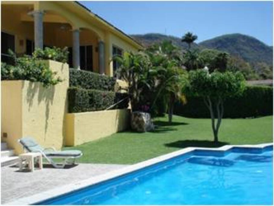 Vista de la casa y jardín