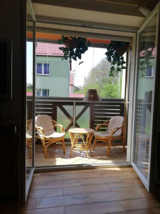 Przeszklony taras z miejscem do relaksu