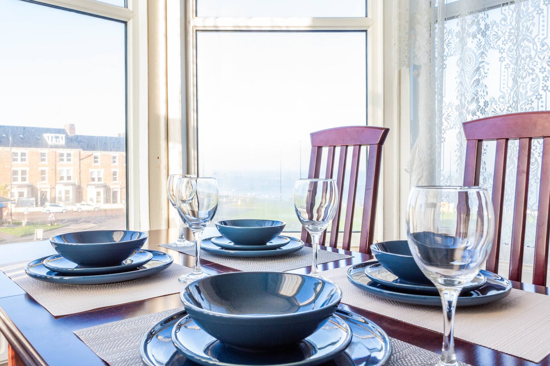 BEACH VIEWS! Longsands apt - free parking
