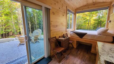 Trailside Stays - Tiny House in the Woods-Escape to Nature. Snow Owl