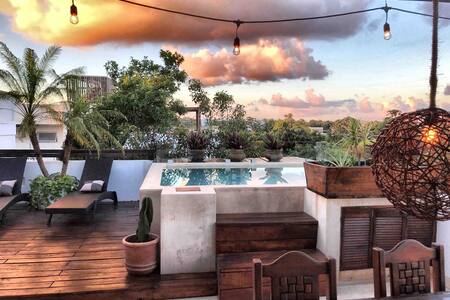 ☆ Tropical Penthouse ☆ Fiber Internet ☆ Free Bikes