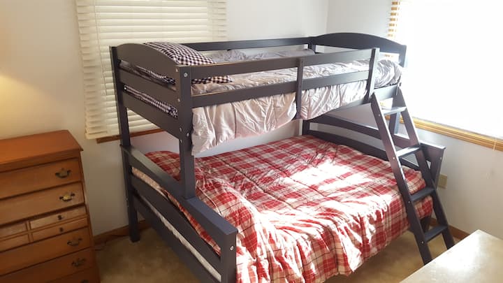 Doppelbett unten, zwei Einzelbetten oben