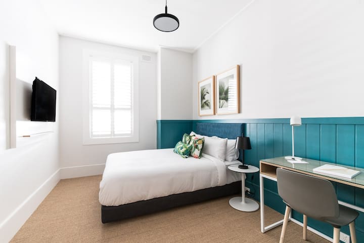 Queen Room w. Private Bathroom