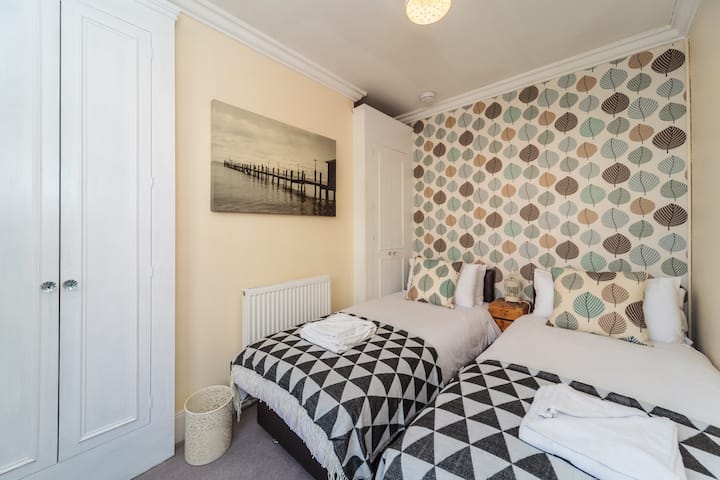 Харесва ни отличителният тапет на тази спалня, който можем да ползваме с две единични легла или суперголеми двойни. Има гледки към пейзажа на града през извития прозорец на регентството. 