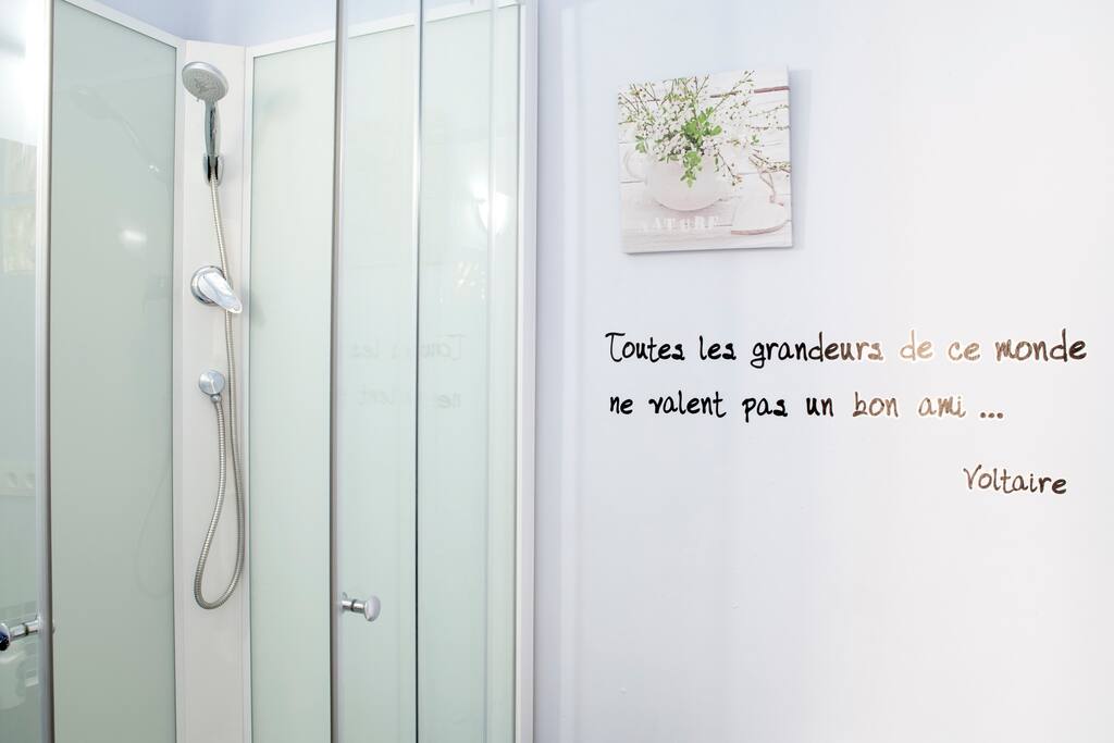 Baño completo privado para una estancia inolvidable.