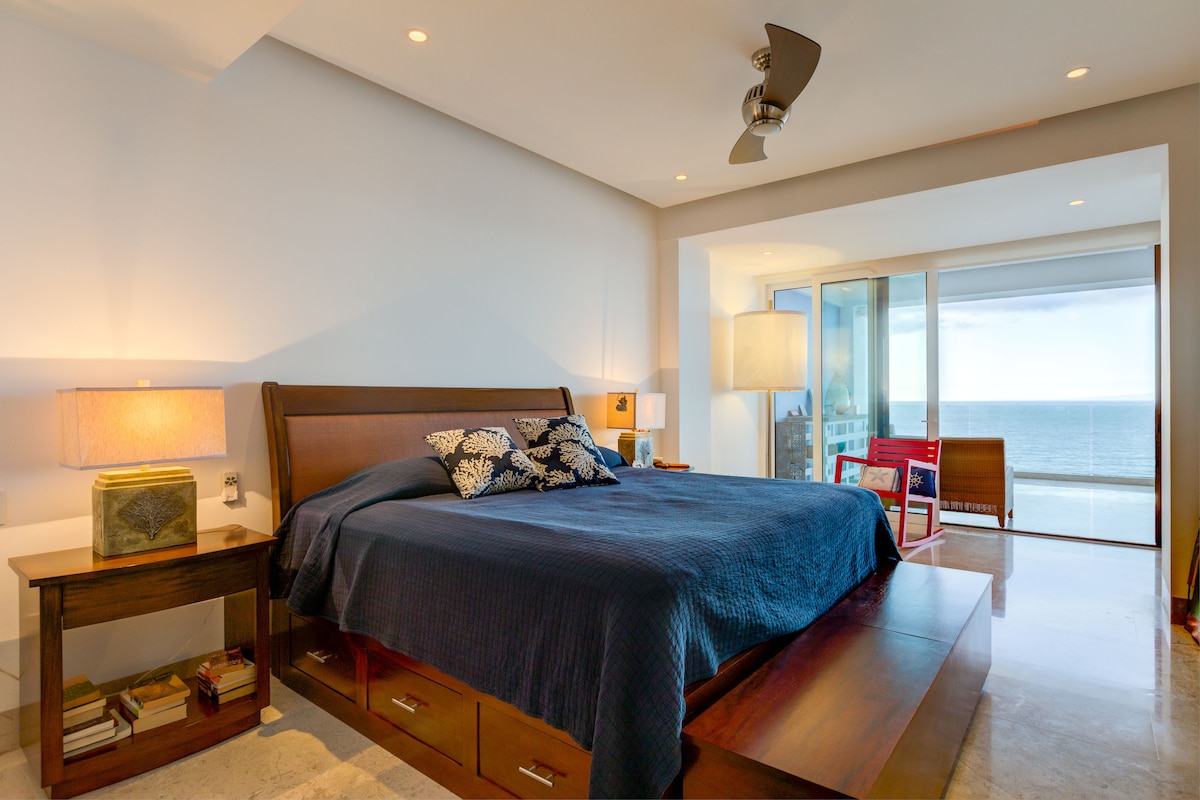 חדר שינה ראשי שמוביל למרפסת