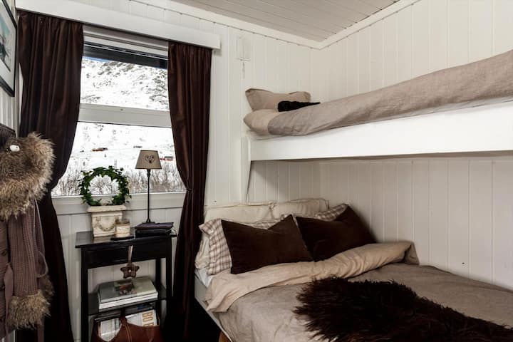 Chumba cha kulala 3 na bunk ya familia na kabati dogo la nguo.