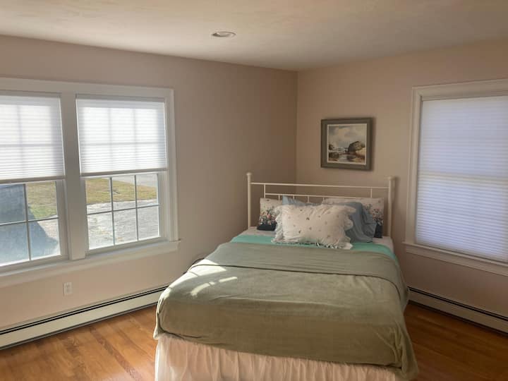 תריסים חדשים לגמרי בחדר השינה בקומה הראשונה של חדר השינה עם מיטת קווין סייז, ארון גדול, נוף למים