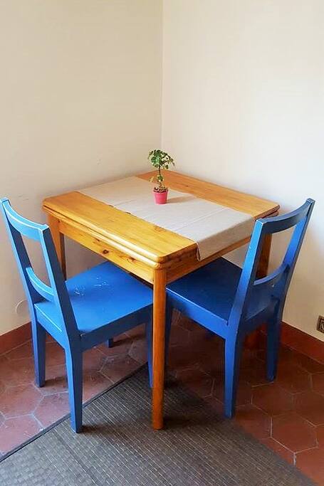 La table pour les repas, elle est dépliable si besoin.