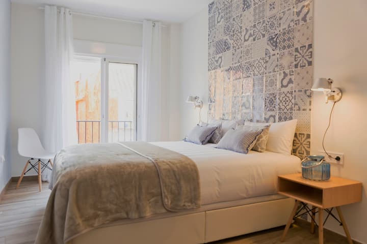 *全新弹簧床垫，配有厚床罩，使用埃及棉质床单制成*带厚床罩的新弹簧床垫，采用埃及棉质床上用品制成* Nuevas camas de muelles con topper grueso, hechas con ropa de cama de algodón egipcio