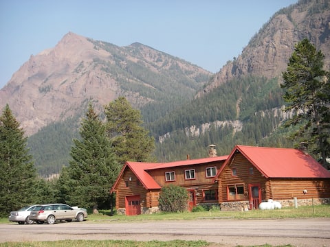 A Mountain View Log Home - Silvergate - Cooke City