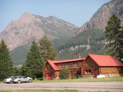 A Mountain View Log Home - Silvergate - Cooke City