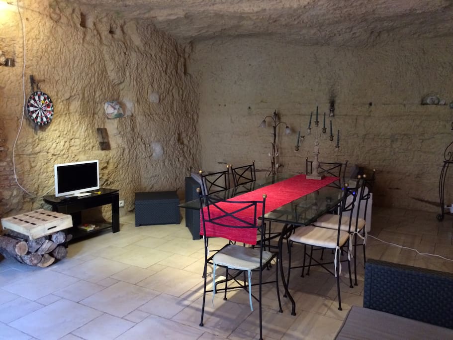 Salle principale de 40M2 avec coin cuisine, salon et salle à manger dans le troglo.