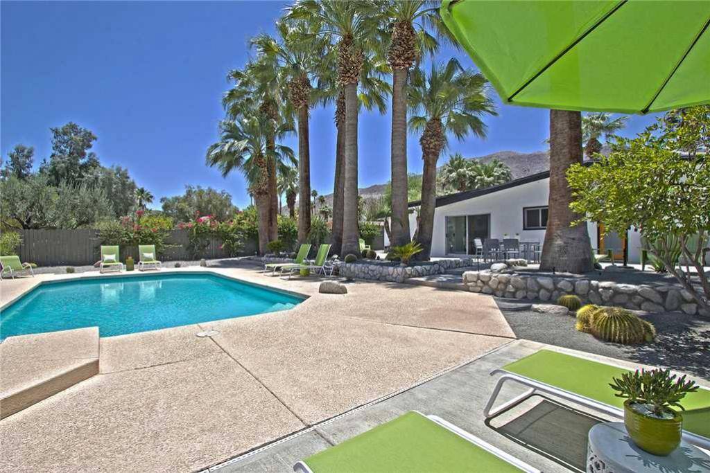 LOUNGE CHAIRS TO POOL
