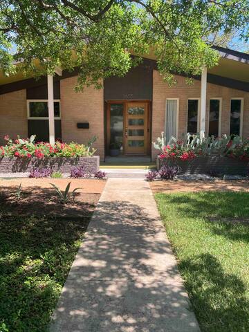 Mid-Century Mod Comfort: Business or Pleasure! gallery image 2