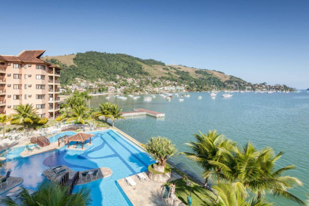 Piscina com borda infinita com vista p mar