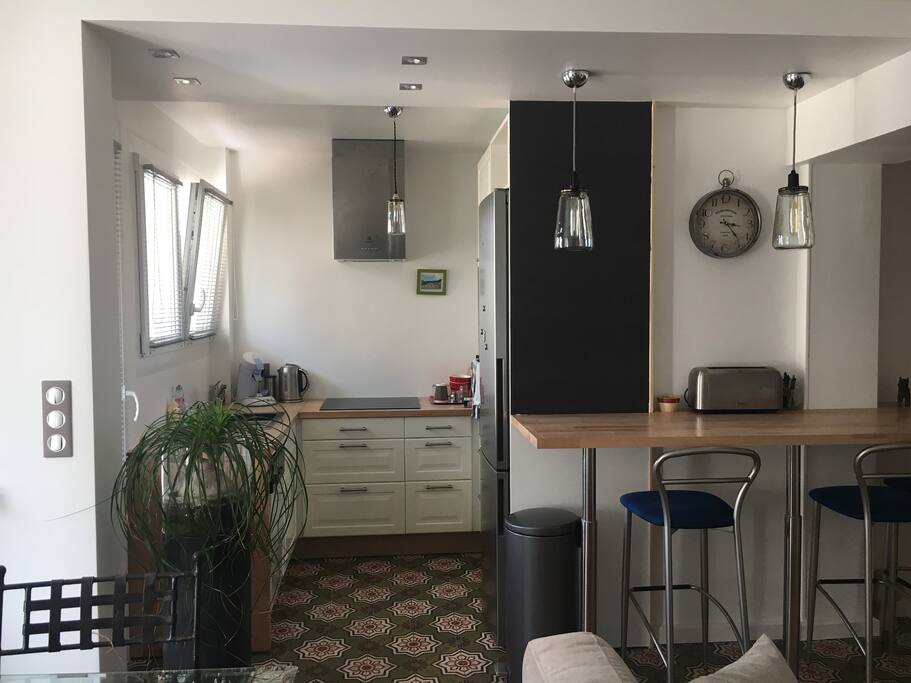 Cuisine ouverte sur salle à manger avec un mange debout