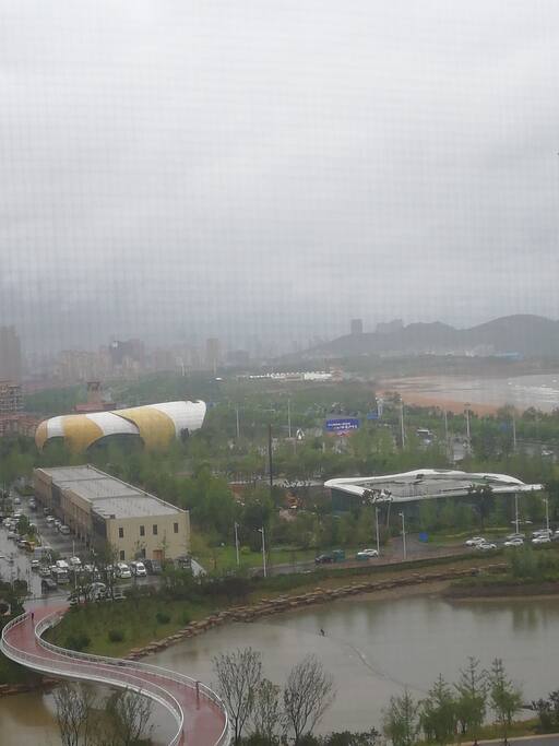 客厅,次卧与储物间三间大窗外风景