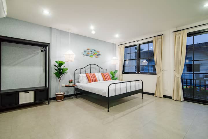 2号卧室，这间客房设有2间连接房。2张加大双人床、1张上下铺床和1间套内卫生间。