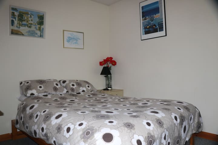 Private room at center, 2 mins train and sea