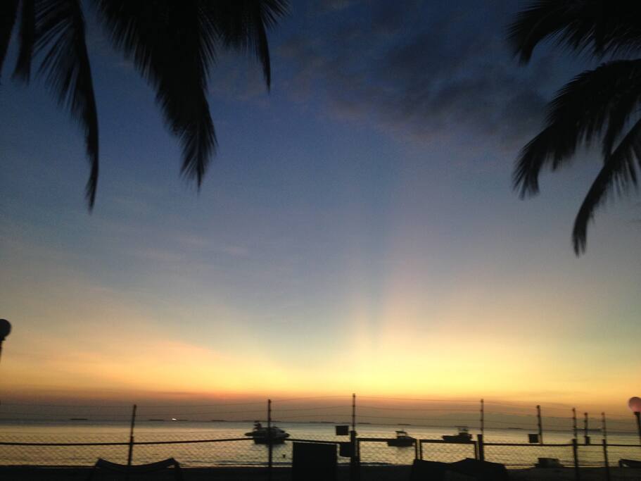 Beach sun set photo taken from the pool side. (foto sin filtro tomada desde la piscina) #NoFilter