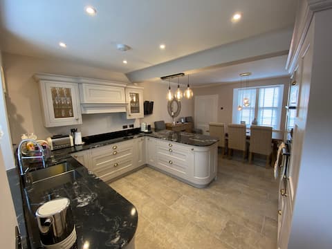 Luxury Harbour Front Cottage/Stunning Sea Views