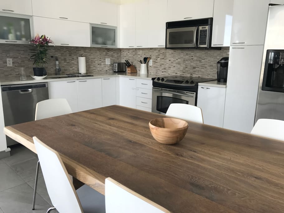 A white oak table seats 6 comfortably.