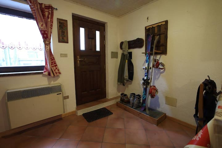 Entire home with 0 bedrooms in Valle d'Aosta/Vallée d'Aoste (Province) - Cozy studio in La Thuile Center: La Belette