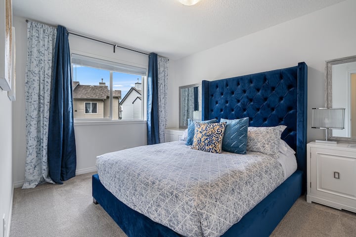 Chumba chetu cha kulala cha pili kina kitanda cha ukubwa wa malkia, dirisha kubwa ambalo linaruhusu kiasi kizuri cha mwanga wa asili wakati wa mchana, meza 2 za pembeni pamoja na taa za usiku.