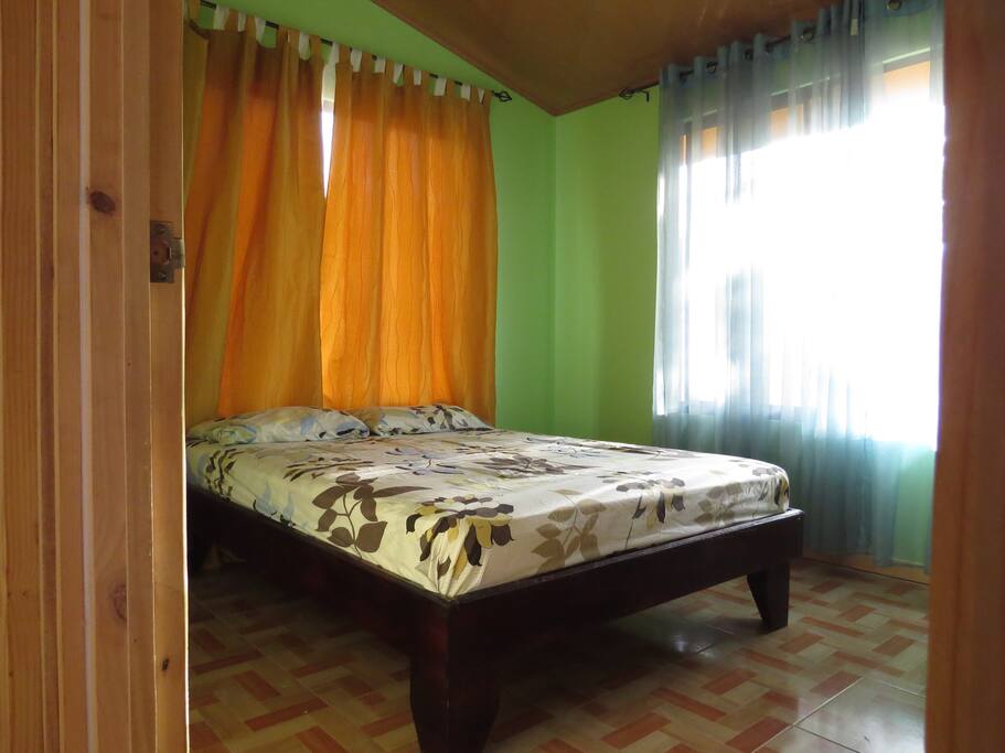 Habitación matrimonial, cuenta con cómoda con 4 gavetas